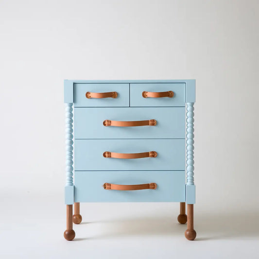 Chiffonnier bleu clair à cinq tiroirs et poignées marron