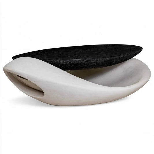 Table basse blanche sculpturale à plateau noir et niche latérale