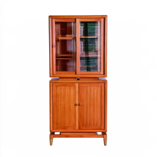 Vitrine marron orangé à portes hautes vitrées et base rainurée