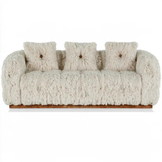 Canapé crème à texture longue et trois coussins capitonnés
